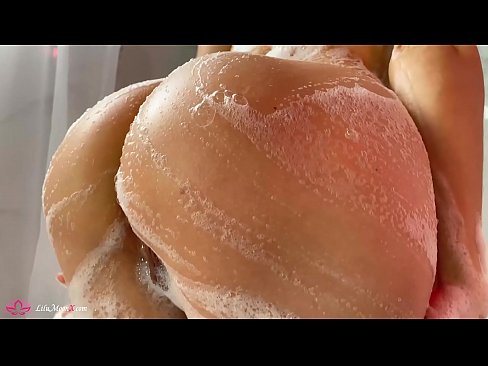 ❤️ Brunetka masturbuje kundičku s vibrátorom až do intenzívneho orgazmu v sprche ❤ Jedinečné porno na nás